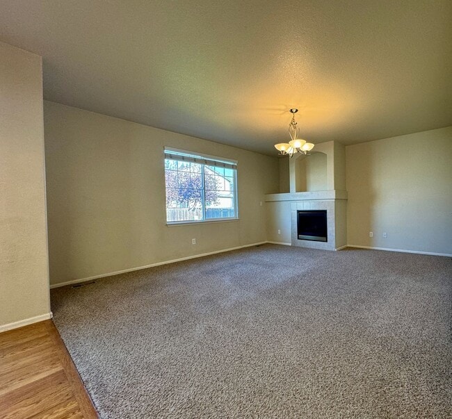 Building Photo - 3 Bedroom Home With Plenty of Space! Avail...
