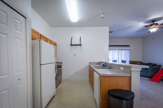 Building Photo - Spacious 2BR/2BA Condo – First Floor, Gate...