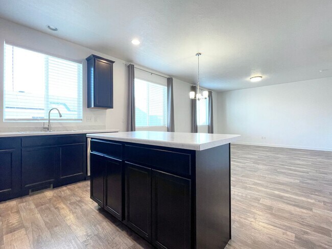 Building Photo - HOLIDAY MOVE IN SPECIAL!