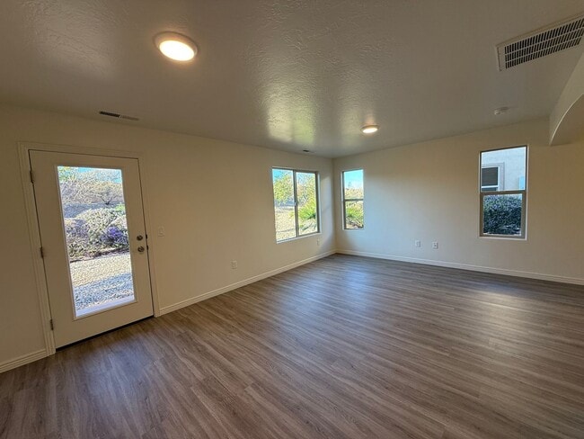 Building Photo - Remodeled Bluffview Townhome