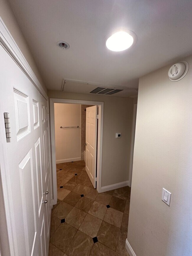 Building Photo - Beachfront Oasis - 3 bed 2 bath in Alamitos Beach with Parking