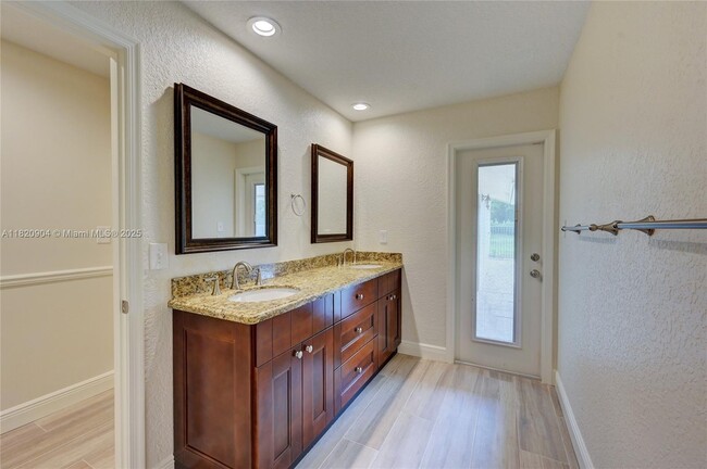 Building Photo - 7120 Hialeah Ln