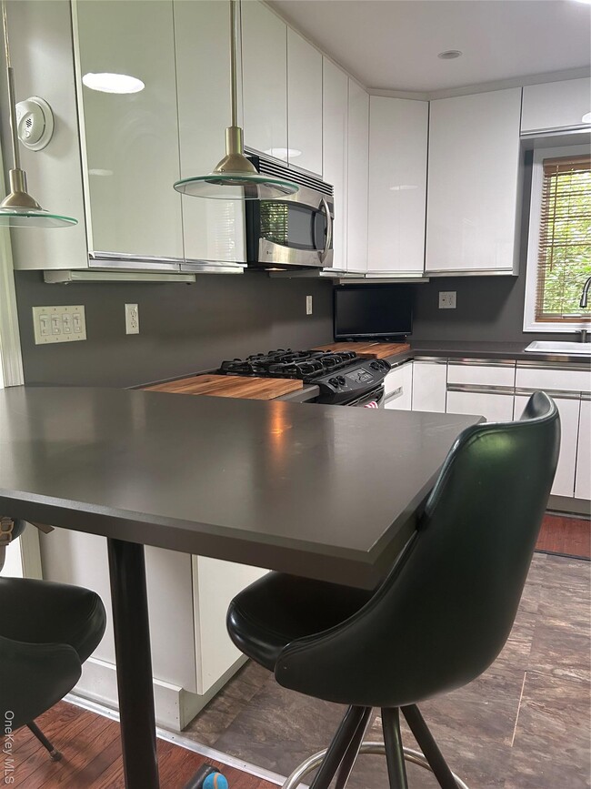 Building Photo - 1406 NY-82