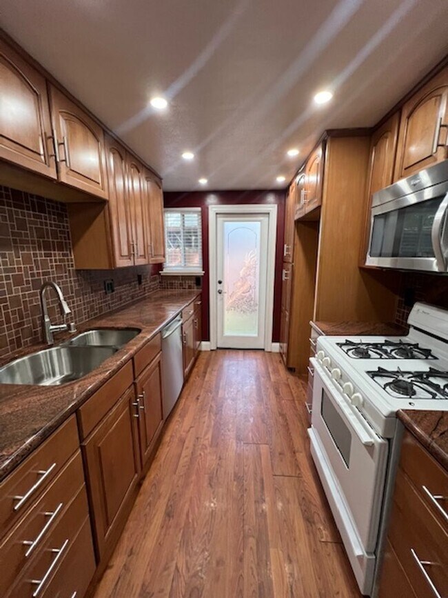 Building Photo - Beautiful 3 Bedroom and 1.5 Bathroom Condo $2,195.00 Available Now