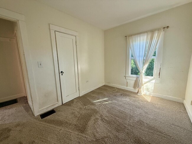 Building Photo - 1435 1/2 15th St N. - 1435 1/2 15th St N