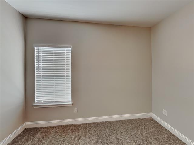 Building Photo - 1002 Woodcrest Dr