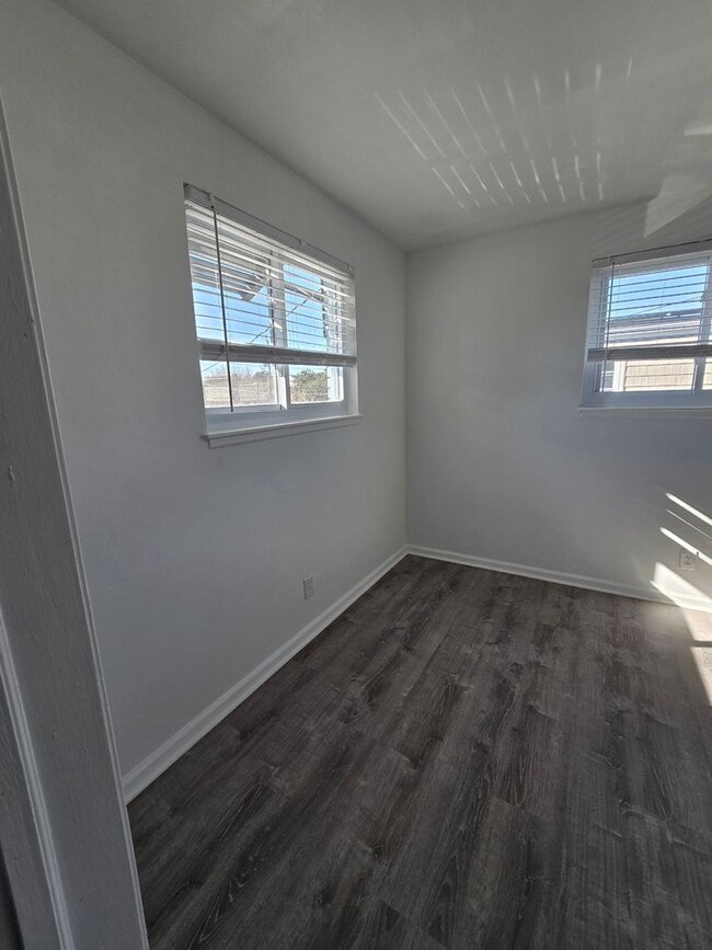 Building Photo - LIT1026-BWS/DH