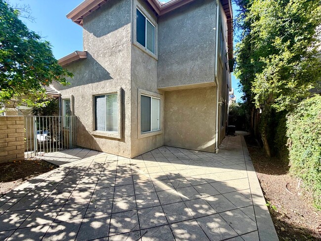 Building Photo - 3 be 2 bath Beautifully Updated Home in Gated Community