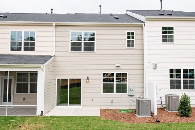 Building Photo - Beautiful 3 Bedroom 2.5 Bathroom Townhome Located in Downton Square, Holly Springs! Available Jul...