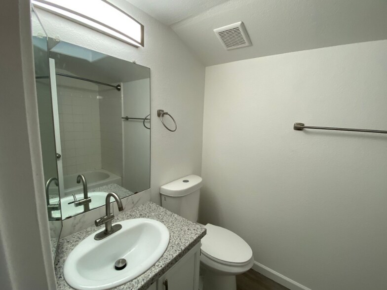 Building Photo - 2333 W Garden Dr