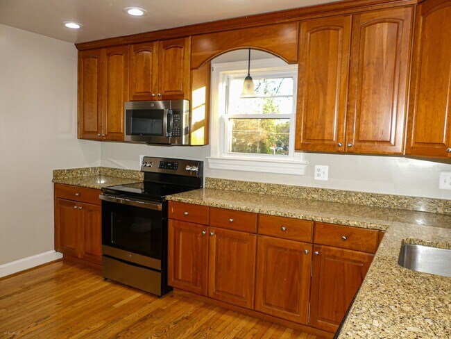Building Photo - 903 Crestview Dr