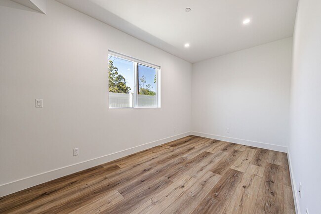 Building Photo - 4445 Auckland Ave