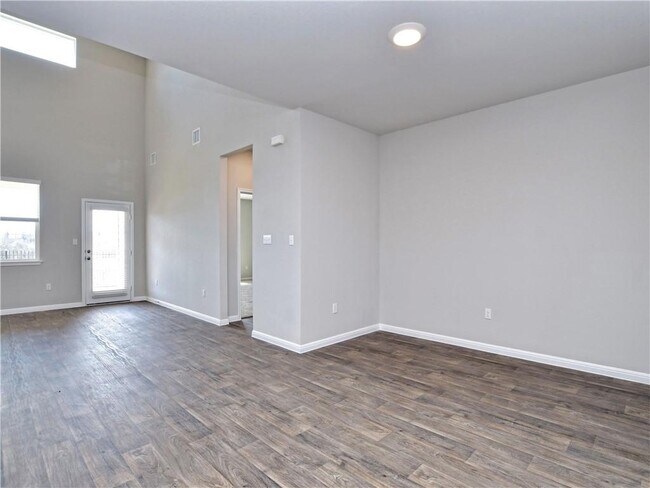 Building Photo - 401 Rainmaker Ln