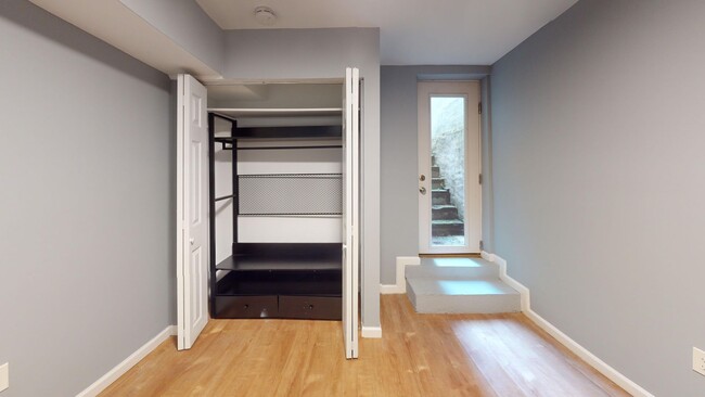 Building Photo - Le Droit Park Renovated Three Bedroom W/Pa...