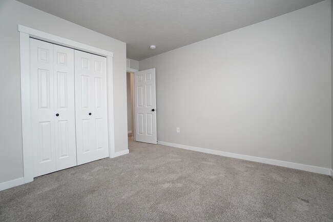 Building Photo - 1512 W Cub River Dr