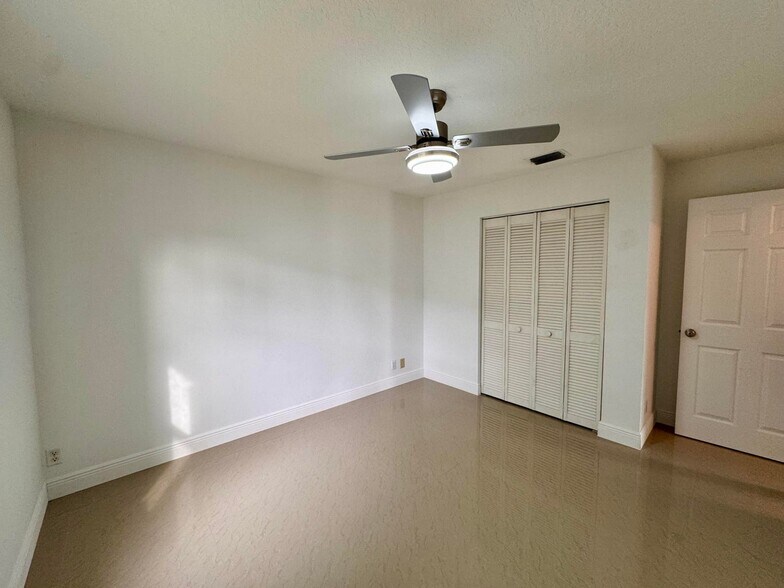 Building Photo - 1132 Hatteras Cir