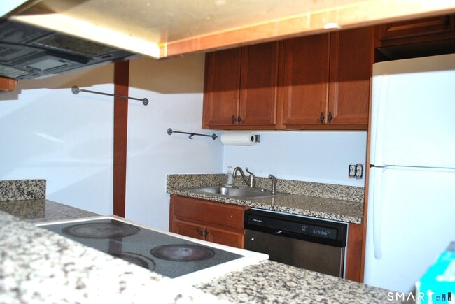 Building Photo - 87 Glenbrook Rd