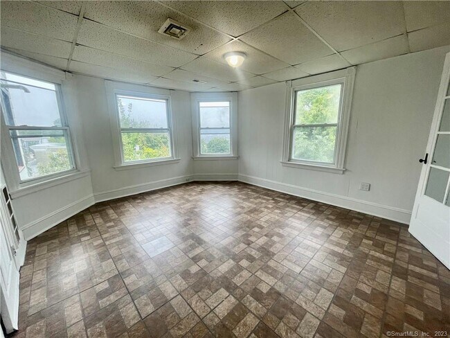 Building Photo - 1309 Bank St