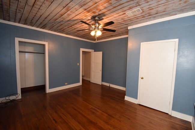 Building Photo - 1 Bedroom Duplex with Lots of Updates!