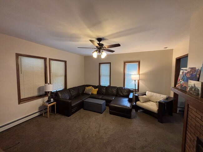 Building Photo - Duluth MN - Single Family Home - 4 Bed - 2...