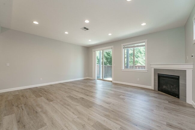 Building Photo - Desirable Salmon Creek Home Located in Lux...