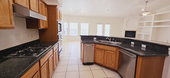 Building Photo - Stunning 4 bedroom, 2.5 bath home in West ...