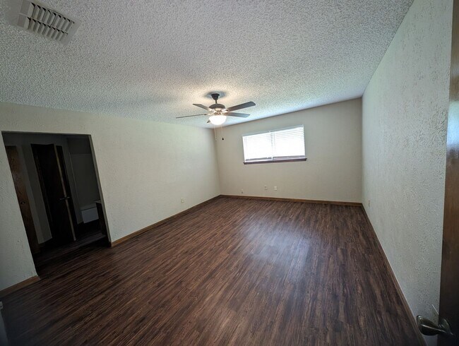 Building Photo - Western Oaks 3-2-2
