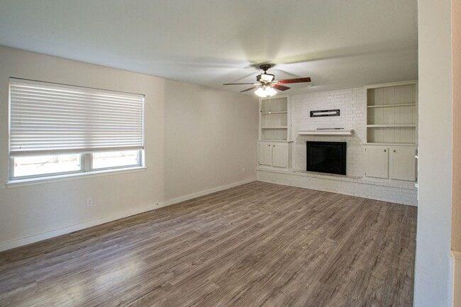Building Photo - 224 S Bouziden Dr