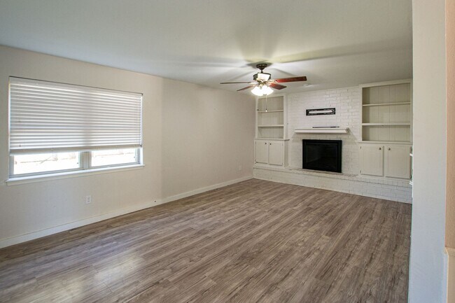 Building Photo - MORE SPACE. MORE CONVENIENCE. A GREAT CENTRAL MOORE LOCATION.