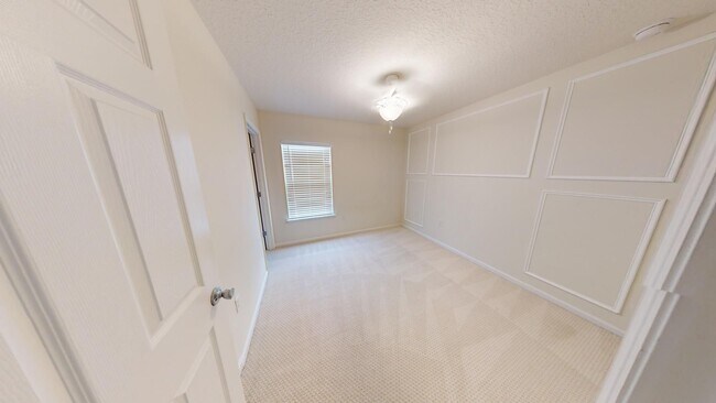 Building Photo - LOCATION! LOCATION! LOCATION!