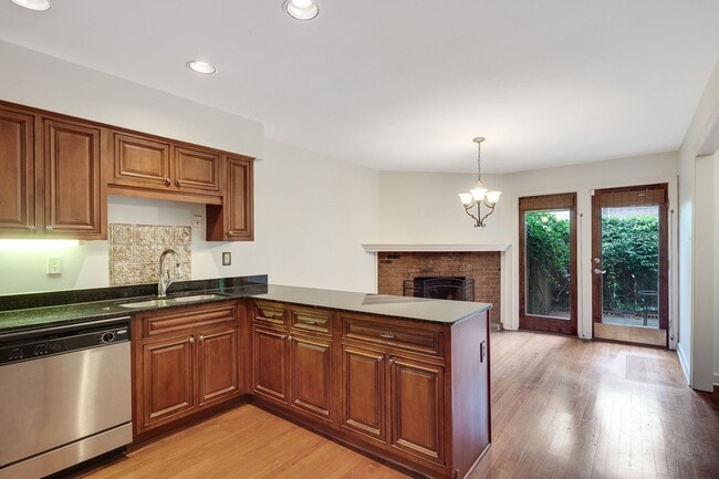 Building Photo - Fall Special - 1/2 off first month's rent!