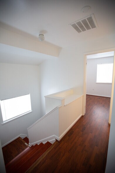 Building Photo - 15 Sugarland Square Ct