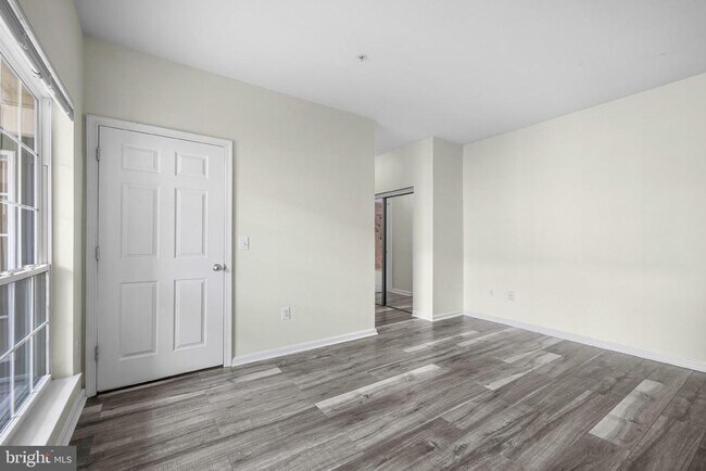 Building Photo - 4860 Eisenhower Ave