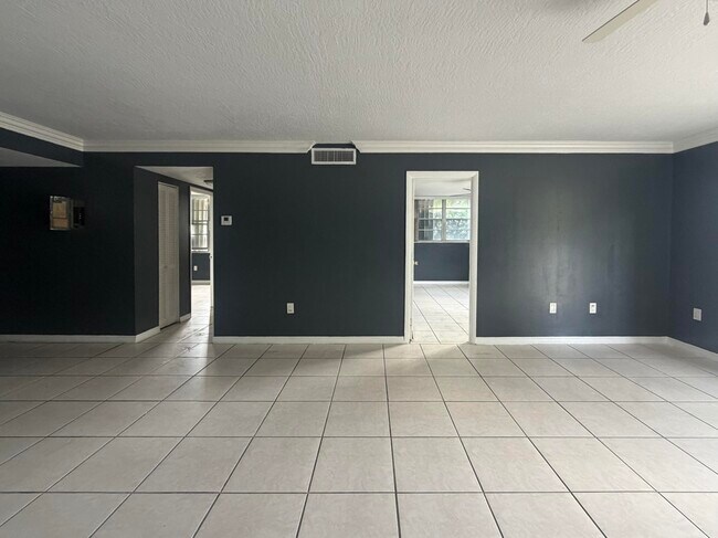 Building Photo - 15600 NW 7th Ave