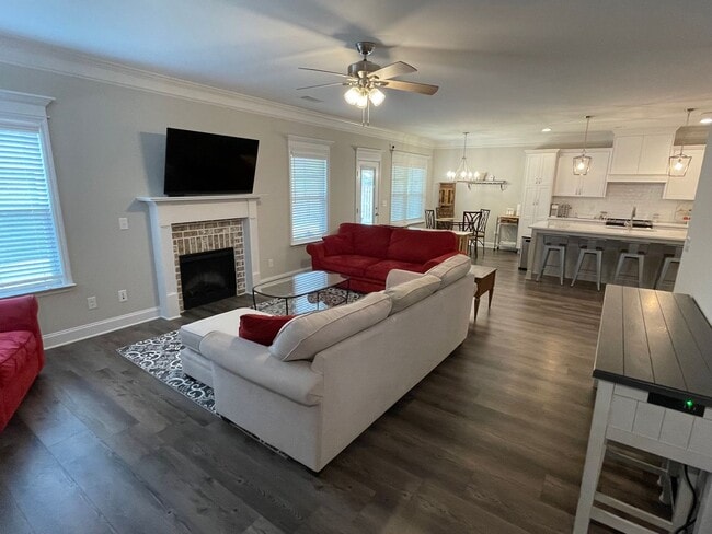 Building Photo - 819 Lost Grv Trl