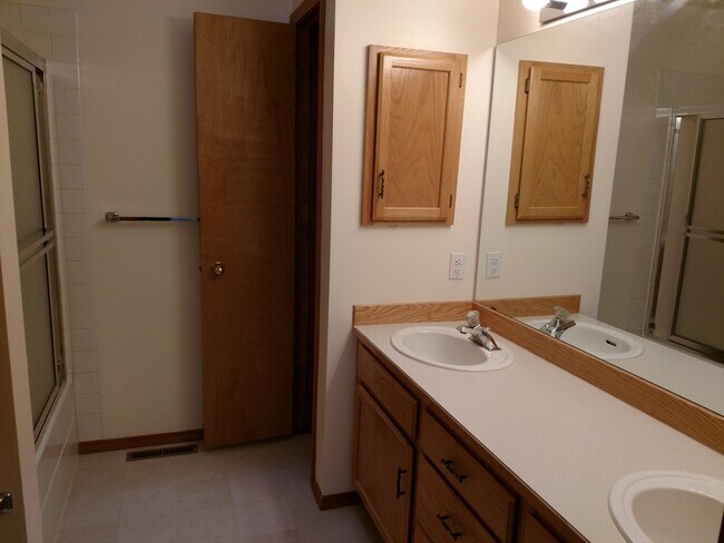 Building Photo - Charming three-bedroom home in Coeur d Alene