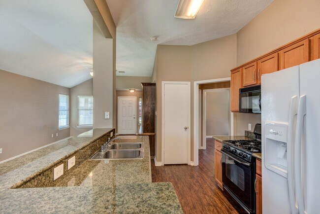 Building Photo - August Pre-Lease! Beautiful 3 Bed, 2 Bath ...