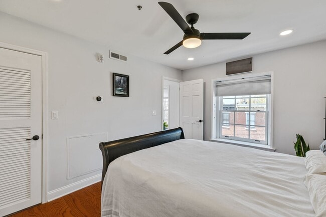 Building Photo - Beautiful Bi-level Condo For Rent In Fairmount With Parking!