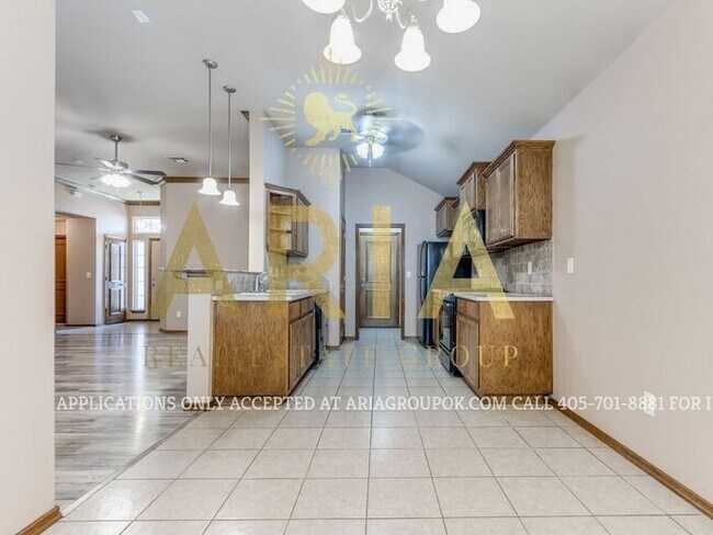 Building Photo - BEAUTIFUL 3 BED/2 BATH HOME IN ROYAL OAKS!...