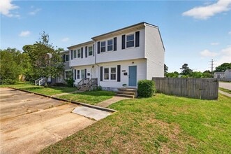 Building Photo - Corner Townhome in Virginia Beach