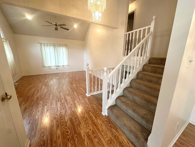 Building Photo - 4 bedroom, 2 1/2 bath