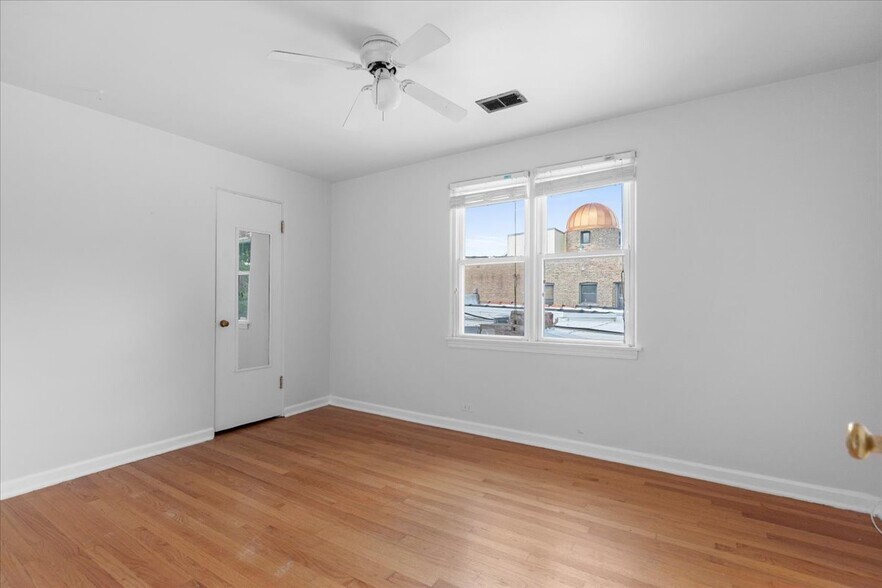 Primary Photo - 1456 W Irving Park Rd