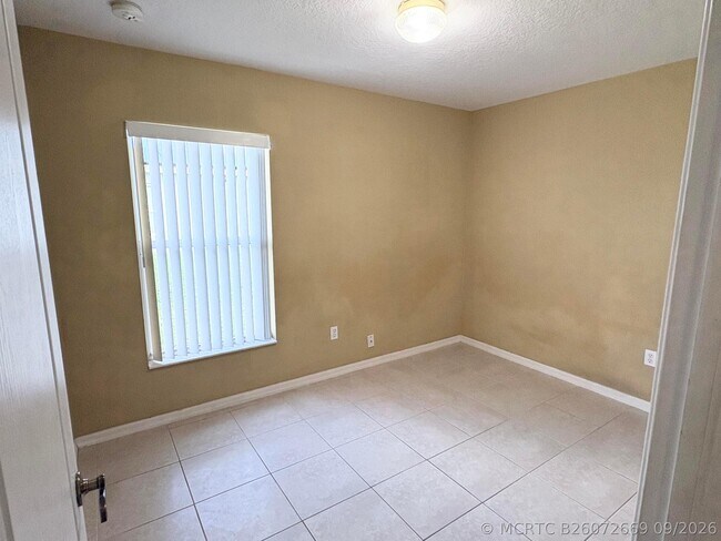 Building Photo - 2182 SW Idaho Ln