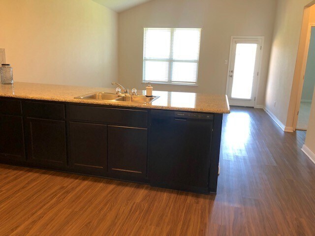 Building Photo - New Braunfels 4 bedroom