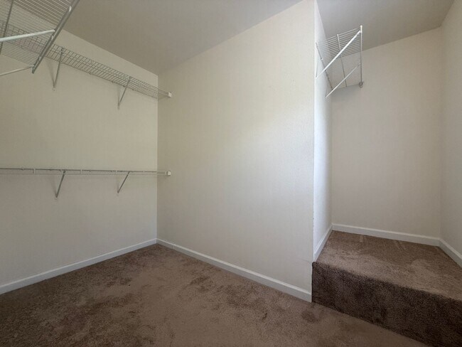 Building Photo - 5994 Fox Point Cir