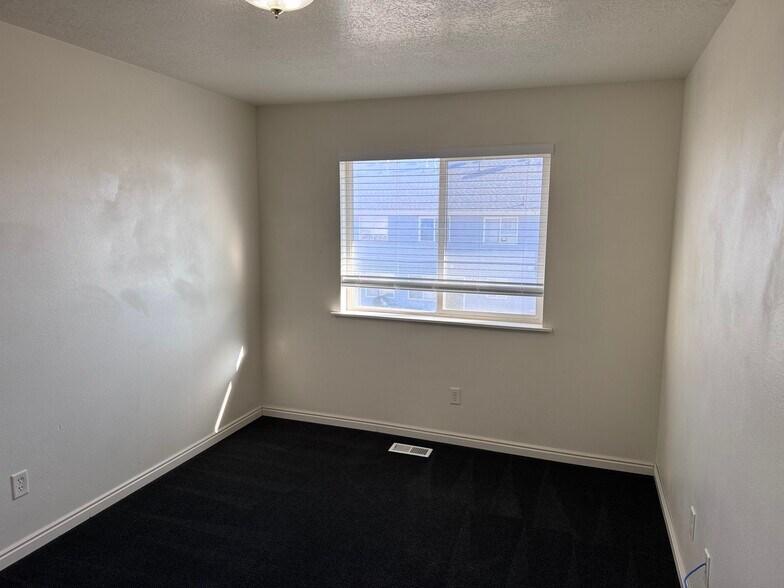 Building Photo - 2475 W 450 N