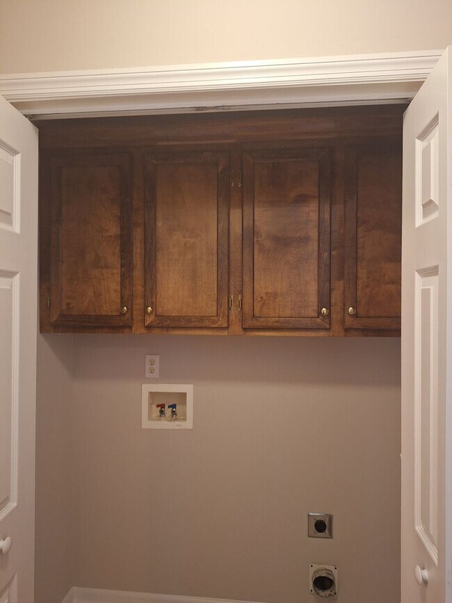 Building Photo - MOVE IN SPECIAL - $200 OFF THE TWO FULL MO...