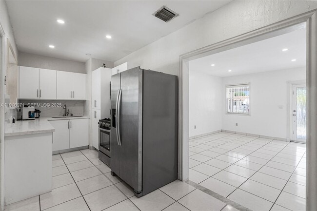 Building Photo - 911 E 32nd St