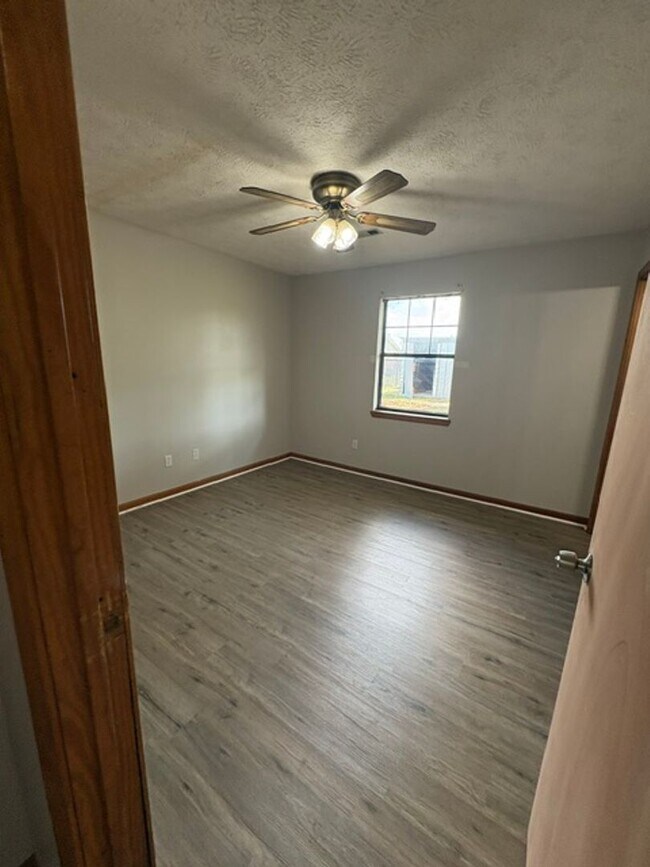 Building Photo - 40 Yarber St