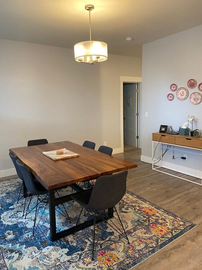 Building Photo - Great Location in Hood River Spacious 5-Bedroom Home with Private Bathrooms & Spacious Open Layout